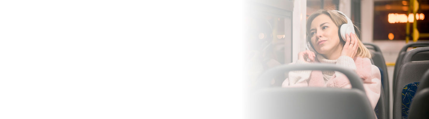 Mujer en transporte público viajando tranquila porque se cuenta con seguro para microbuses.